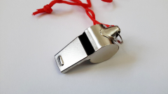 Trillerpfeife, aus Metall, mit Kordel