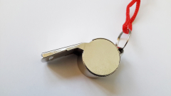 Trillerpfeife, aus Metall, mit Kordel